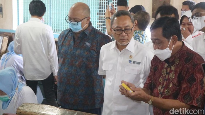 Menteri Perdagangan Zulkifi Hasan saat berkunjung di Pabrik Rokok Sukun, Kudus, Rabu (28/8/2022).