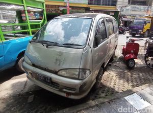 Mobil Legendaris Masih Mejeng di Parkiran Depan Unsil Tasikmalaya