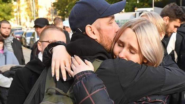 Momen Haru Pasukan Cadangan Rusia Pamitan dengan Keluarga Reservists drafted during the partial mobilisation say goodbye to relatives and friends as they depart a recruiting station in Saint Petersburg on September 27, 2022. - Russian President Vladimir Putin announced on September 21 a mobilisation of hundreds of thousands of Russian men to bolster Moscow's army in Ukraine, sparking demonstrations and an exodus of men abroad. (Photo by AFP) (Photo by -/AFP via Getty Images)