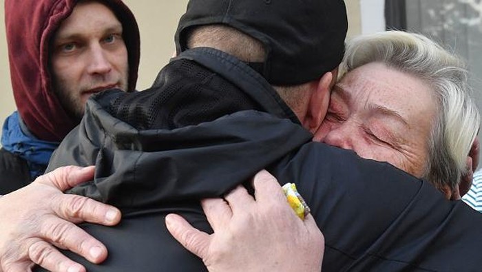 Momen Haru Pasukan Cadangan Rusia Pamitan dengan Keluarga Reservists drafted during the partial mobilisation say goodbye to relatives and friends as they depart a recruiting station in Saint Petersburg on September 27, 2022. - Russian President Vladimir Putin announced on September 21 a mobilisation of hundreds of thousands of Russian men to bolster Moscow's army in Ukraine, sparking demonstrations and an exodus of men abroad. (Photo by AFP) (Photo by -/AFP via Getty Images)