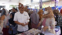 Pelaku UMKM lainnya, Arga, mengatakan produknya berupa fashion muslim mendapatkan orderan ke luar negeri. Namun, karena biaya pengirimannya mahal, konsumen tidak lagi membeli produknya.