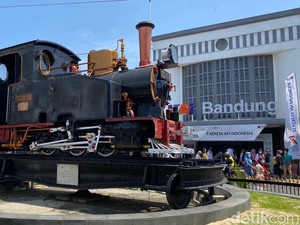5 Fakta Menarik Monumen Lokomotif di Depan Stasiun Bandung