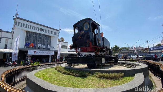 Monumen Purwa Aswa Purba, lokomotif kuno di depan Stasiun Bandung.