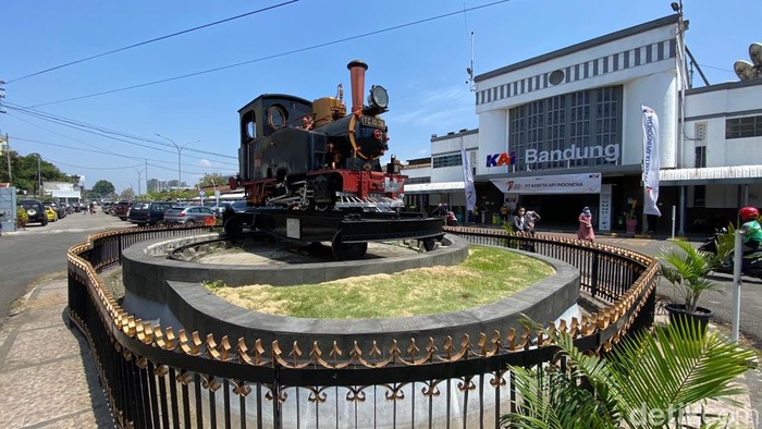 Monumen Purwa Aswa Purba, lokomotif kuno di depan Stasiun Bandung.