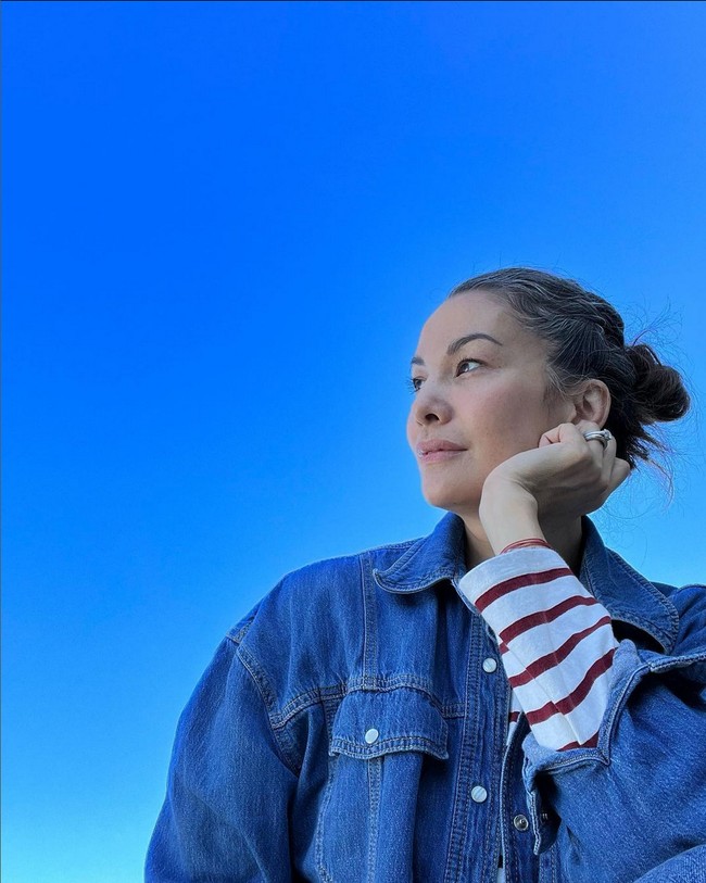 Mendekati usia 50, Nadya Hutagalung menerima semua perubahan yang terjadi pada fisiknya, termasuk rambut yang memutih. Dia pun tak lagi mewarnai rambutnya untuk menutupi uban yang sudah mendominasi kepalanya itu. Foto: Instagram/@nadyahutagalung