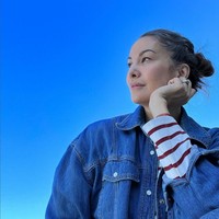 Mendekati usia 50, Nadya Hutagalung menerima semua perubahan yang terjadi pada fisiknya, termasuk rambut yang memutih. Dia pun tak lagi mewarnai rambutnya untuk menutupi uban yang sudah mendominasi kepalanya itu. Foto: Instagram/@nadyahutagalung