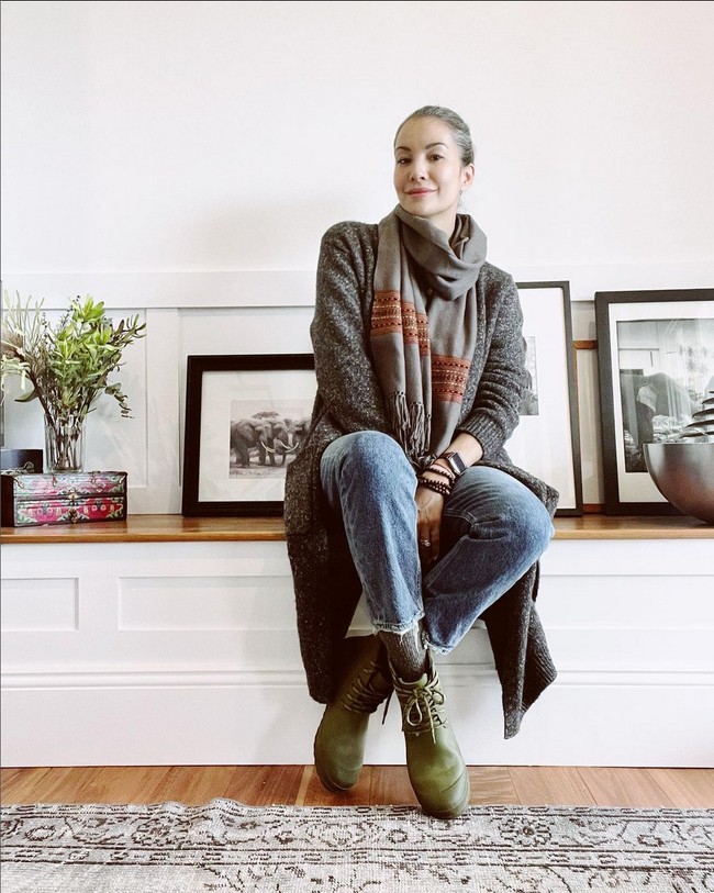 Kegelisahan Nadya untuk tak lagi menutupi ubannya muncul saat dia merasa kebiasaan itu tak lagi sejalan dengan apa yang dikampanyekannya selama ini. Wanita blasteran Australia-Indonesia ini dikenal sering berbagi tentang gaya hidup sehat dan ramah lingkungan. Foto: Instagram/@nadyahutagalung