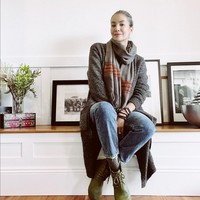 Kegelisahan Nadya untuk tak lagi menutupi ubannya muncul saat dia merasa kebiasaan itu tak lagi sejalan dengan apa yang dikampanyekannya selama ini. Wanita blasteran Australia-Indonesia ini dikenal sering berbagi tentang gaya hidup sehat dan ramah lingkungan. Foto: Instagram/@nadyahutagalung