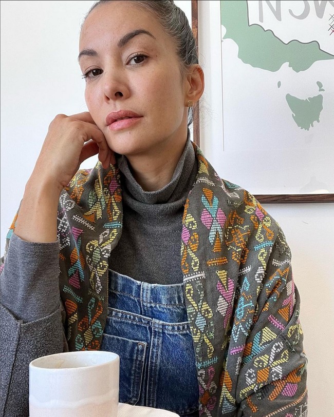 “Memberikan advokasi tentang gaya hidup sehat dan bumi yang sehat selama bertahun-tahun, satu yang menggangguku adalah saat aku harus terus-menerus mewarnai ubanku, tulisnya dalam unggahannya di Instagram. Foto: Instagram/@nadyahutagalung