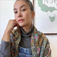 “Memberikan advokasi tentang gaya hidup sehat dan bumi yang sehat selama bertahun-tahun, satu yang menggangguku adalah saat aku harus terus-menerus mewarnai ubanku, tulisnya dalam unggahannya di Instagram. Foto: Instagram/@nadyahutagalung