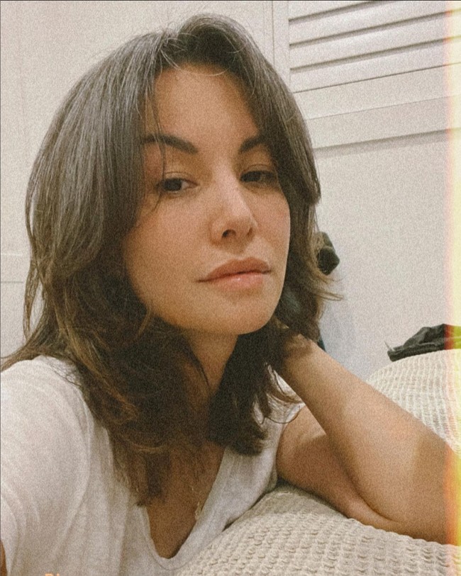 Menurutnya kegiatan mewarnai rambut beruban menghabiskan waktu, uang dan tentunya bahan kimia. Kalau bisa memilih, dia tidak mau menggunakan bahan kimia tersebut. Dan kini Nadya telah menjalani pilihan itu. Foto: Instagram/@nadyahutagalung