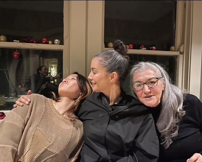 “Sekarang aku merasa lebih bebas! Aku menyukai rambutku sekarang ini, terasa lebih sehat, kuat dan lebih menarik dari sebelumnya, lanjutnya. Foto: Instagram/@nadyahutagalung