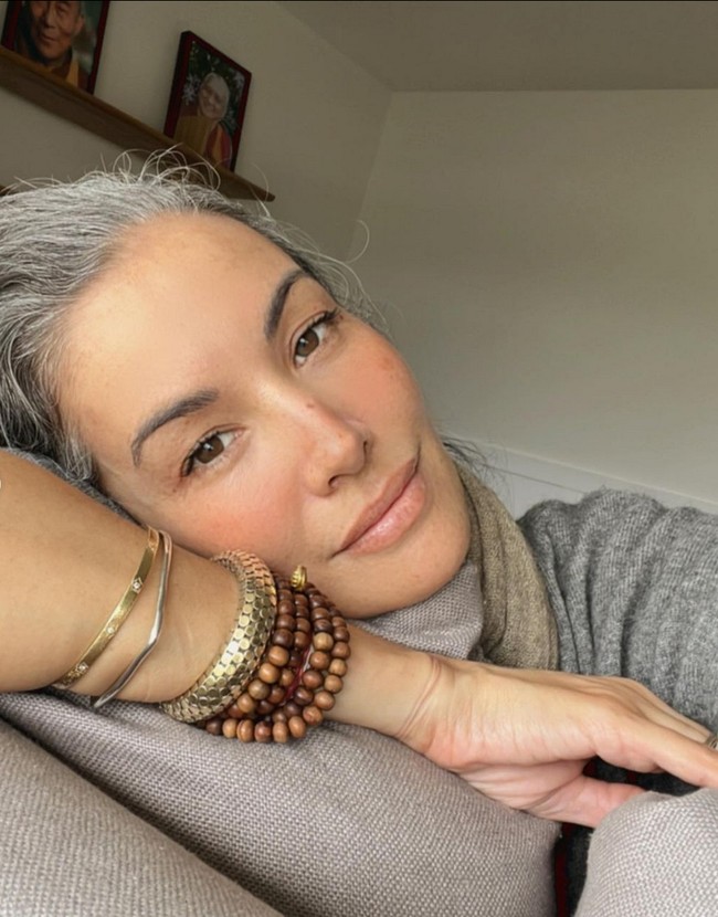 Nadya Hutagalung mengaku sangat bahagia dengan rambut berubannya. Menurutnya uban merupakan hal alami yang dialami manusia seiring pertambahan usia. Foto: Instagram/@nadyahutagalung