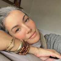 Nadya Hutagalung mengaku sangat bahagia dengan rambut berubannya. Menurutnya uban merupakan hal alami yang dialami manusia seiring pertambahan usia. Foto: Instagram/@nadyahutagalung