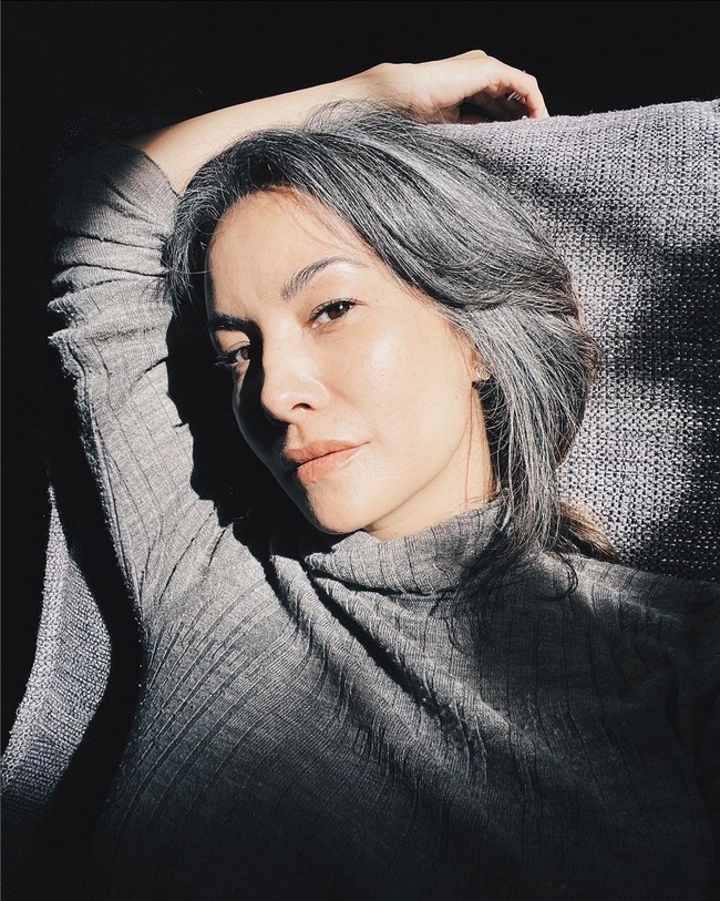 Nadya Hutagalung baru-baru ini memamerkan rambutnya yang semakin banyak ditumbuhi uban. Dia mengaku nyaman dan bahagia dengan penampilan yang sekarang. “Kebahagiaan, adalah merasa nyaman dengan diri sendiri, juga rambut! #silver #getreal #ownit #silversisters #grey,” tulis mantan VJ MTV ini di unggahan foto Instagram. Foto: Instagram/@nadyahutagalung