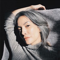 Nadya Hutagalung baru-baru ini memamerkan rambutnya yang semakin banyak ditumbuhi uban. Dia mengaku nyaman dan bahagia dengan penampilan yang sekarang. “Kebahagiaan, adalah merasa nyaman dengan diri sendiri, juga rambut! #silver #getreal #ownit #silversisters #grey,” tulis mantan VJ MTV ini di unggahan foto Instagram. Foto: Instagram/@nadyahutagalung