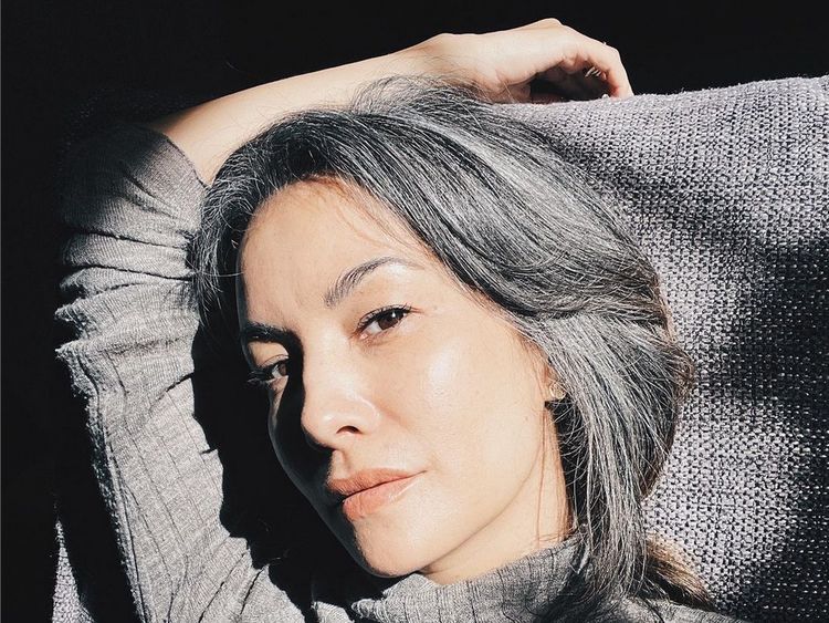 7 Potret Terbaru Nadya Hutagalung yang Makin PD Pamer Rambut Beruban