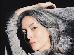 7 Potret Terbaru Nadya Hutagalung yang Makin PD Pamer Rambut Beruban