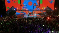 NCT Dream juga kembali hadir di acara Korean Wave 2022 di Trans Studio Cibubur, 28 September lalu. Penampilan NCT Dream mendapatkan sambutan luar biasa dari ribuan penggemarnya sampai desak-desakkan. (Agung Pambudhy/detikcom)  