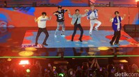 Mereka membawakan beberapa lagu hits yang sudah dirilis. (Foto: Agung Pambudhy/detikcom)