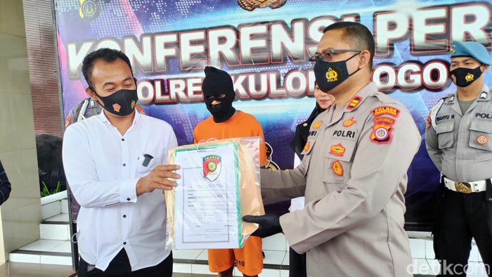 Pelaku pengelapan angsuran fiktif nasabah koperasi simpan pinjam di Kulon Progo saat di Mapolres Kulon Progo, Rabu (28/9/2022).