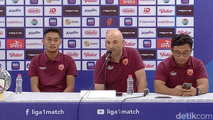 Pelatih PSM Makassar Benardo Tavares (tengah), saat konferensi pers di Stadion Manahan Solo, Rabu (28/9/2022).