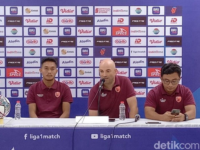 Pelatih PSM Makassar Benardo Tavares (tengah), saat konferensi pers di Stadion Manahan Solo, Rabu (28/9/2022).