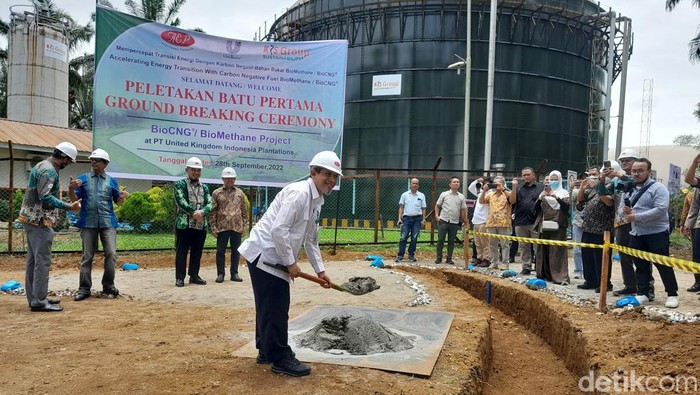 Direktur Bioenergi, Edi Wibowo saat melakukan peletakan batu pertama di proyek BioCNG di Langkat (Nizar Aldi/detikSumut)