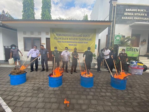 Proses pemusnahan belasan barang bukti dari ratusan perkara di Kejari Denpasar, Selasa (28/9/2022)