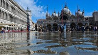 Pemandangan menunjukkan alun-alun St. Mark dan basilika St. Mark yang tergenang di Venesia, Italia, Selasa, (27/9/2022).
