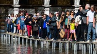 Kota laguna ini sering dilanda acqua alta (air tinggi) di musim gugur dan musim dingin. Insiden air tinggi di Venesia disebabkan oleh kombinasi faktor yang diperparah oleh perubahan iklim. Gelombang ini biasanya terjadi empat tahun sekali. Venesia memang sudah jadi salah satu langganannya.