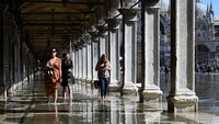 Banjir pasang yang terjadi musiman ini berpotensi mengancam Basilika St Markus. Acqtua alta berdampak sangat buruk bagi kelestarian bangunan dan patung antik Venesia. Karena air ini berasal dari laut yang disebabkan oleh gelombang tinggi dari Laut Adriatik.