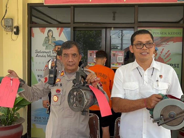 Pelaku curat berinisial MH di Lombok Barat usai diamankan polisi, Rabu (28/9/2022).
