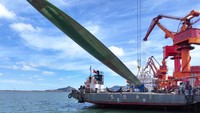 Bilah turbin tersebut tampak tengah dimuat ke kapal kargo di pelabuhan Lianyungang, Provinsi Jiangsu, China, 27 September 2022. Bilah turbin tersebut tampak tengah dimuat ke kapal kargo di pelabuhan Lianyungang, Provinsi Jiangsu, China, 27 September 2022.