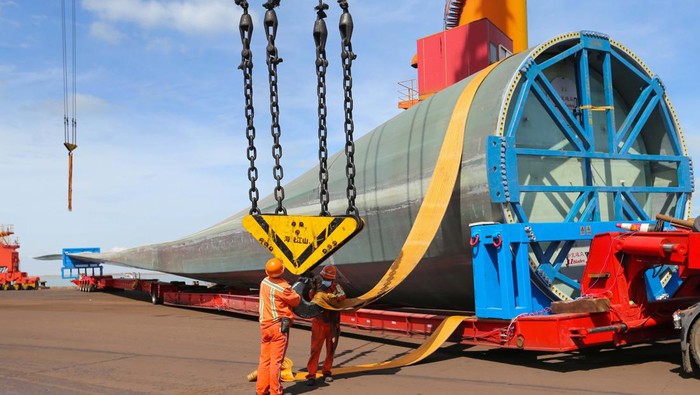 Pernah Lihat Bilah Turbin Angin Terpanjang di Dunia? Nih, Panjang Banget LIANYUNGANG, CHINA - SEPTEMBER 27: A 123-meter-long wind turbine blade is loaded onto a cargo ship at a port on September 27, 2022 in Lianyungang, Jiangsu Province of China. As the world's longest wind turbine blade, it will be transported to Yancheng for trial run. (Photo by VCG/VCG via Getty Images)