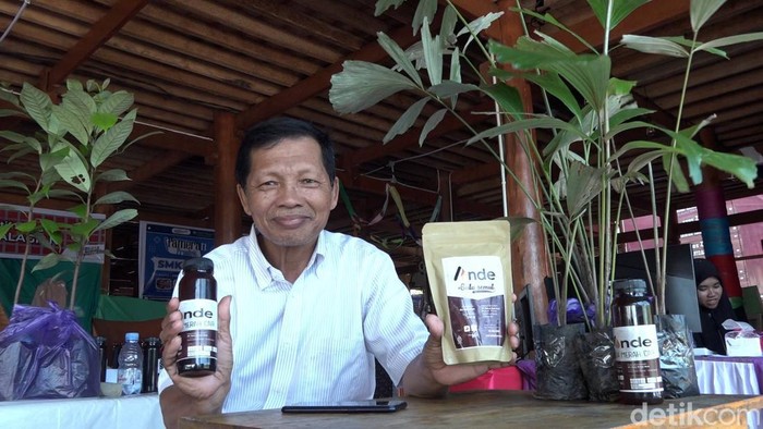 Rusni Hasri (55), pria di Kabupaten Polewali Mandar (Polman), Sulawesi Barat (Sulbar) berhasil memberdayakan warga di wilayahnya untuk memproduksi gula cair dan gula semut dari tanaman aren.