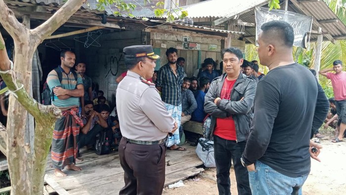 Polisi bersama 43 WN Bagladesh yang gagal berangkat ke Malaysia. (Foto: Dok. Polres Bengkalis)