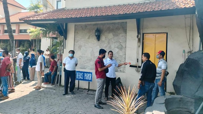 Polisi memeriksa TKP gantung diri