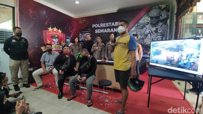 Polrestabes Semarang jumpa pers kasus penganiayaan terhadap pelaku pemukulan driver ojol, Rabu (28/9/2022). Budi Sarwono (kaus kuning biru) saat hendak mempraktikkan dirinya membela diri karena diserang Kukuh menggunakan pisau.
