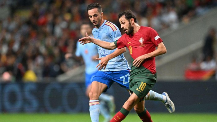 Spains forward Pablo Sarabia vies with Portugals midfielder Bernardo Silva (R) during the UEFA Nations League, league A, group 2 football match between Portugal and Spain, at the Municipal Stadium in Braga on September 27, 2022. (Photo by PATRICIA DE MELO MOREIRA / AFP) (Photo by PATRICIA DE MELO MOREIRA/AFP via Getty Images)