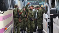 Pasukan cadangan Rusia bersiap di antara bus-bus yang akan mengantar mereka ke pangkalan militer.