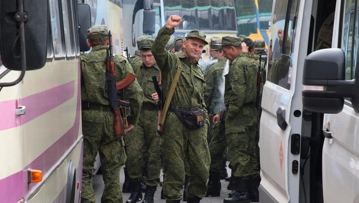 Reservists drafted during the partial mobilisation attend a ceremony before departure for military bases, in Sevastopol, Crimea September 27, 2022. REUTERS/Alexey Pavlishak