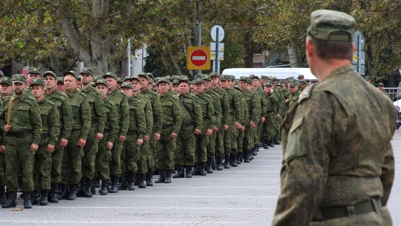 Potret Tentara Baru Rusia Rekrutan Putin untuk Lawan Ukraina Reservists drafted during the partial mobilisation attend a ceremony before departure for military bases, in Sevastopol, Crimea September 27, 2022. REUTERS/Alexey Pavlishak