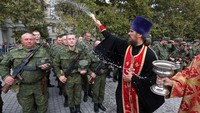 Rusia mengklaim sekitar 10 ribu orang relawan telah bergabung untuk diterjunkan ke medan perang di Ukraina.