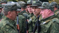 Pasukan cadangan yang direkrut selama mobilisasi parsial menghadiri upacara sebelum keberangkatan ke pangkalan militer, di Sevastopol, Krimea, Selasa, (27/9/2022).