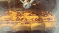Salah satu kue favoritnya adalah cinnamon roll. Ia membuat sendiri di dapurnya yang memiliki peralatan komplet. Foto: Instagram dan YouTube Prilly Latuconsina