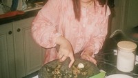 Selain membuat kue, Prilly juga jago memasak makanan Indonesia. Untuk bumbu masakannya dibuat sendiri oleh Prilly menggunakan cobek. Foto: Instagram dan YouTube Prilly Latuconsina