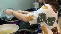 Kompor listrik atau kompor induksi menjadi peralatan masak di dapurnya. Kompornya kerap ia gunakan untuk menggoreng makanan. Foto: Instagram dan YouTube Prilly Latuconsina