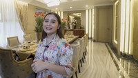 Tak hanya dapurnya yang cantik, tapi tampilan ruang makannya juga sangat mewah. Prilly memang mengidamkan ruang makan berdesain mewah layaknya restoran di hotel. Foto: Instagram dan YouTube Prilly Latuconsina