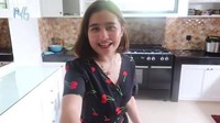 Selain dapur bersih, Prilly juga memiliki dapur kotor di rumah. Dapur ini kerap ia gunakan untuk memasak dalam porsi besar. Seperti rendang untuk sajian lebaran. Foto: Instagram dan YouTube Prilly Latuconsina